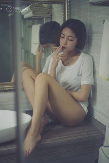 给美女挠痒痒